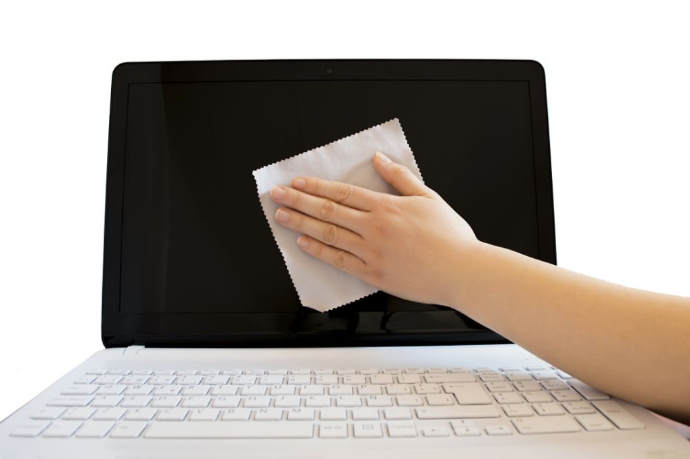 how-to-clean-laptop-screen