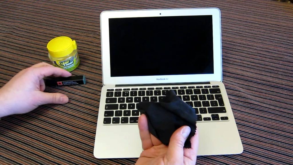 how-to-clean-laptop-screen