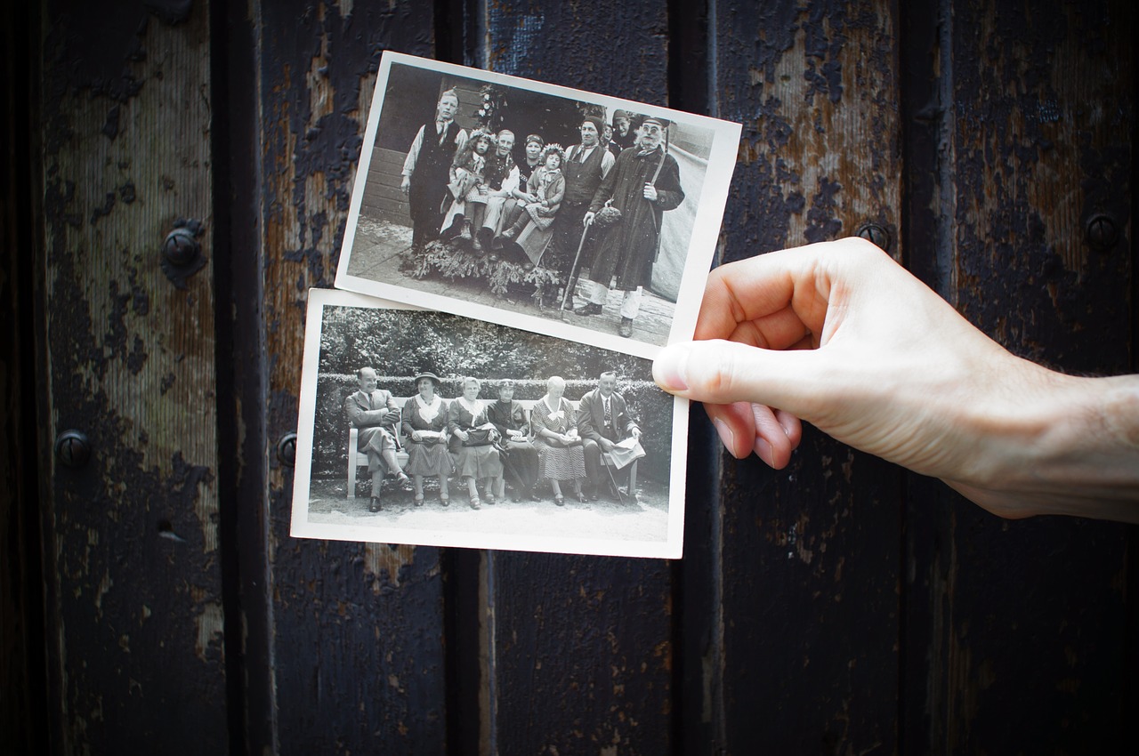 Напечатанные фотографии в руках