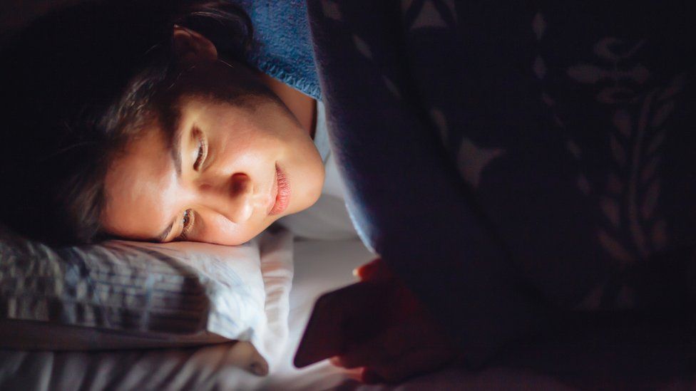 social media interferes sleep interfare sleeps